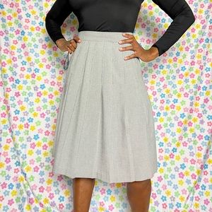 Vintage high waist pleated plaid skirt! Black and white. Size 5/6.